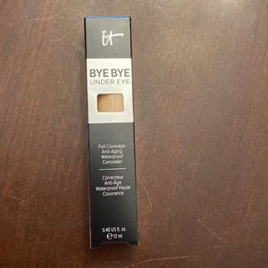 It Cosmetics Bye Bye Under Eye Anti-Aging Concealer in shade Light (C) 10.5